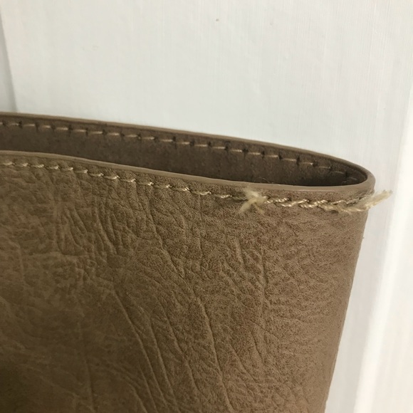 Brown/tan colored bag with brass metal detailing - Picture 4 of 8